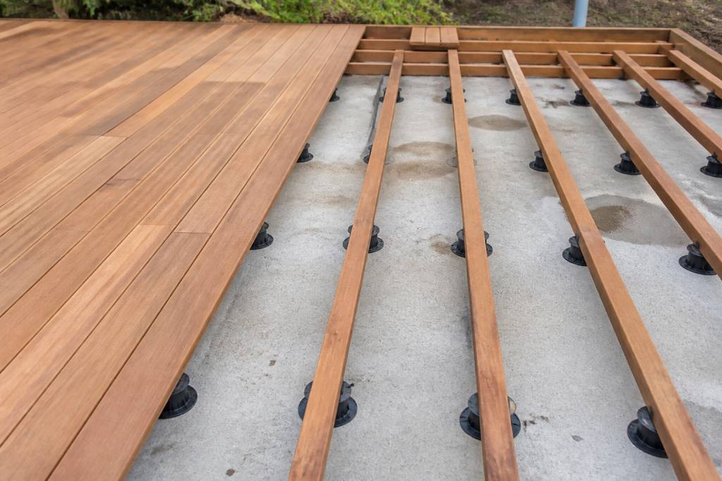 Calcul de l’espacement des plots et des lambourdes pour terrasse bois